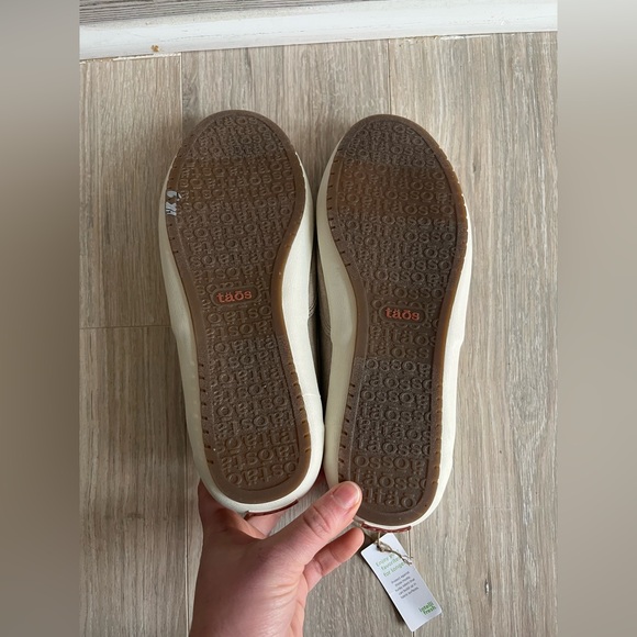 NWT Taos Women's Dandy Sneaker Slip On Oat Wash Canvas- Size 8.5 - Picture 6 of 7